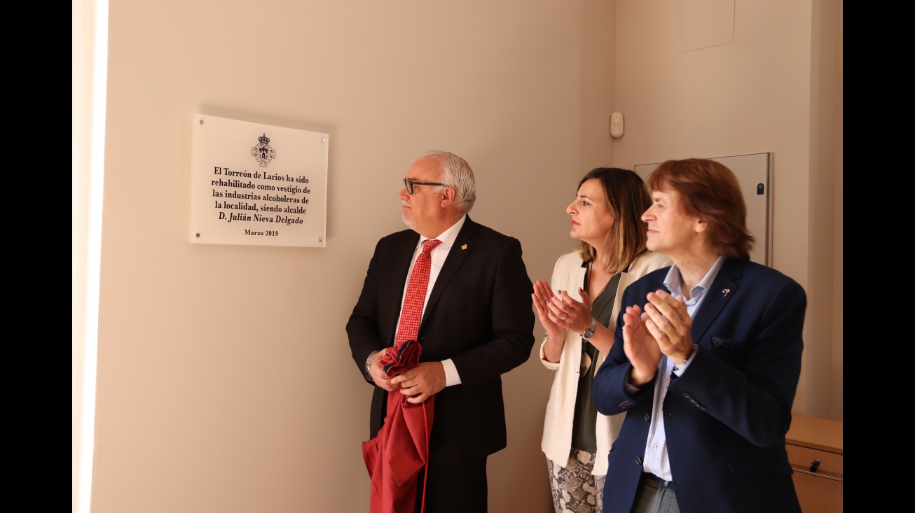 Aplausos tras desvelar la placa inaugural