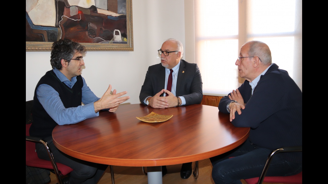 Villegas durante su encuentro con el alcalde junto a Gerardo Álvarez