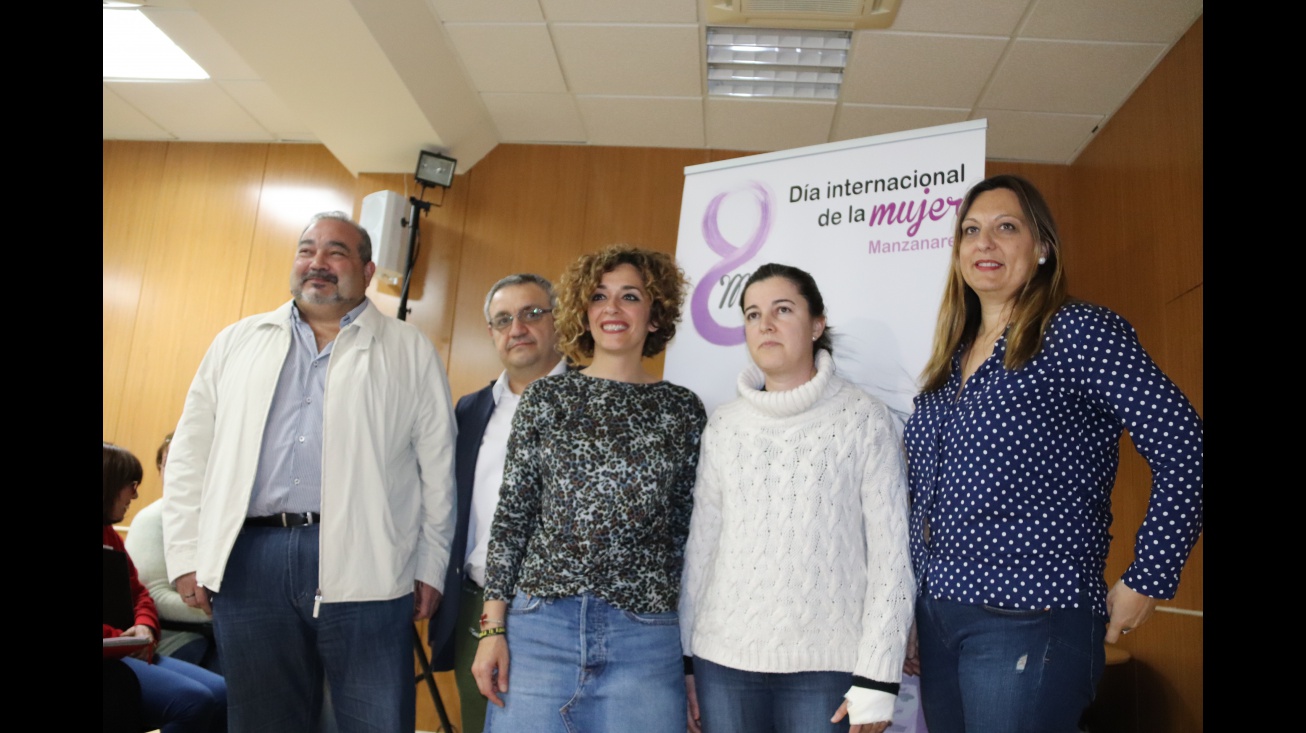 Autoridades y personal del Centro de la Mujer junto a una de las premiadas
