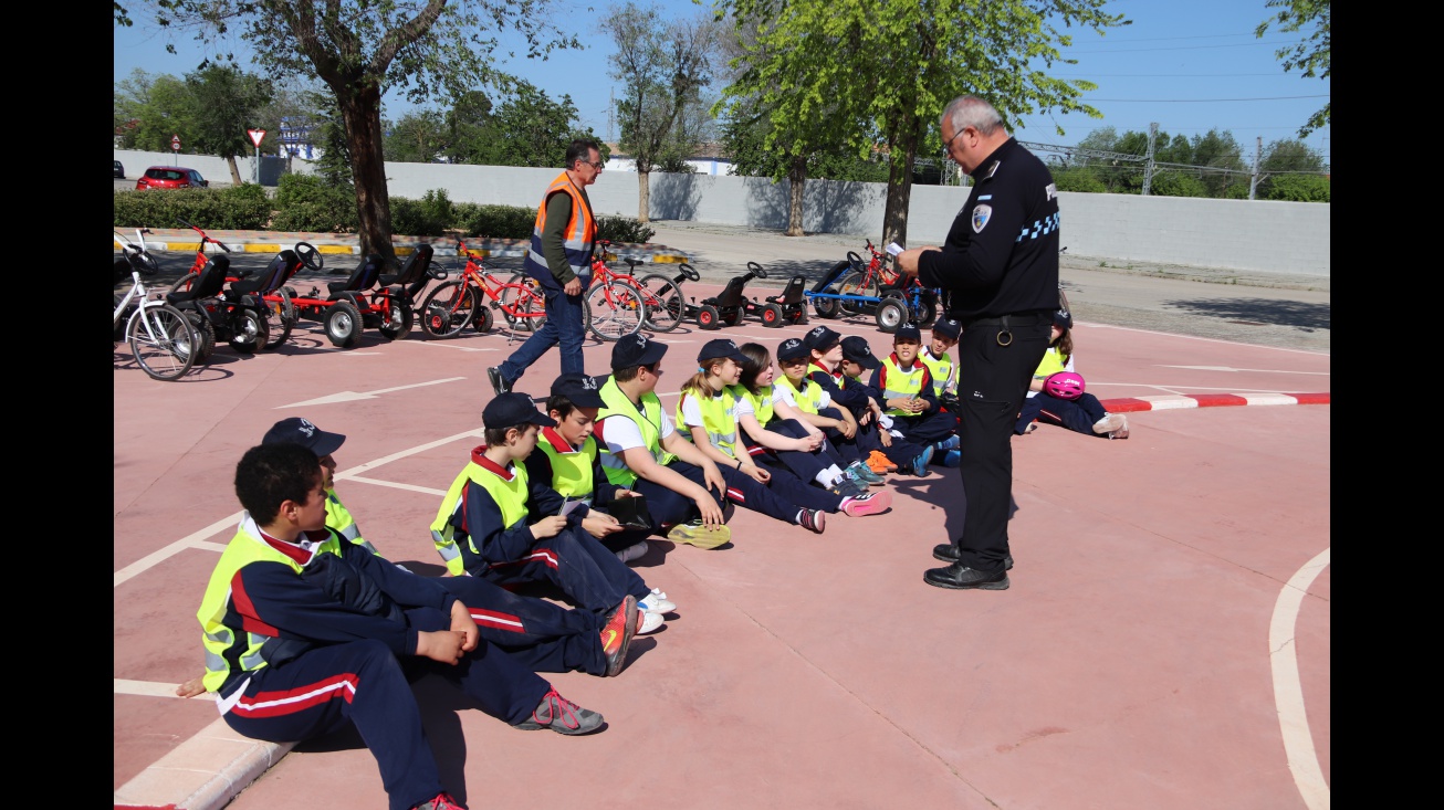 Alumnado de primaria en el circuito de educación vial
