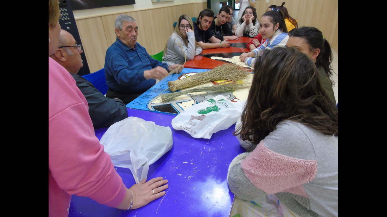 Los jóvenes aprenden a el uso del esparto