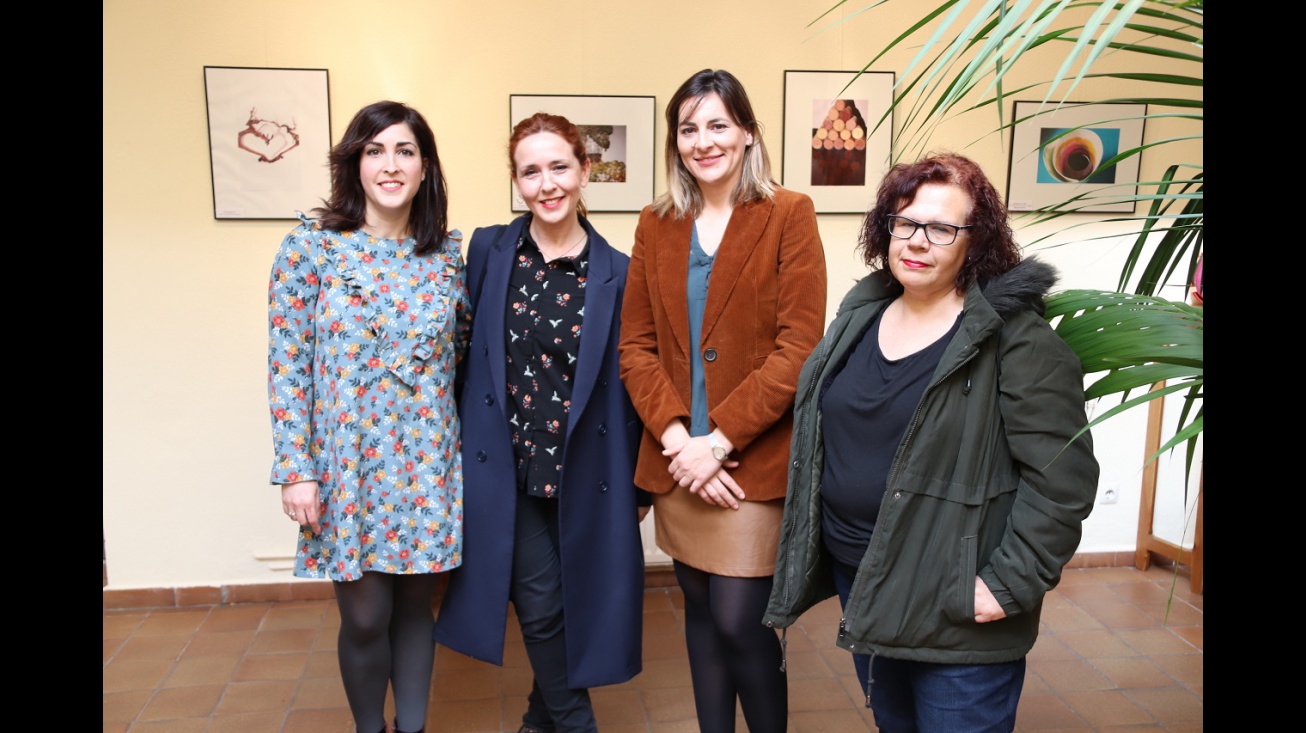 Inauguración de la exposición de los concursos de fotografía y diseño en botas de vino