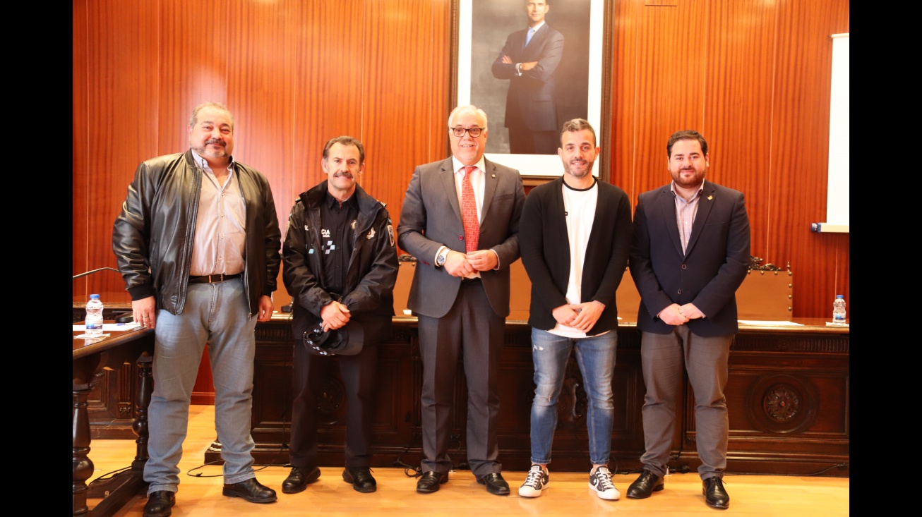 Autoridades con el nuevo agente