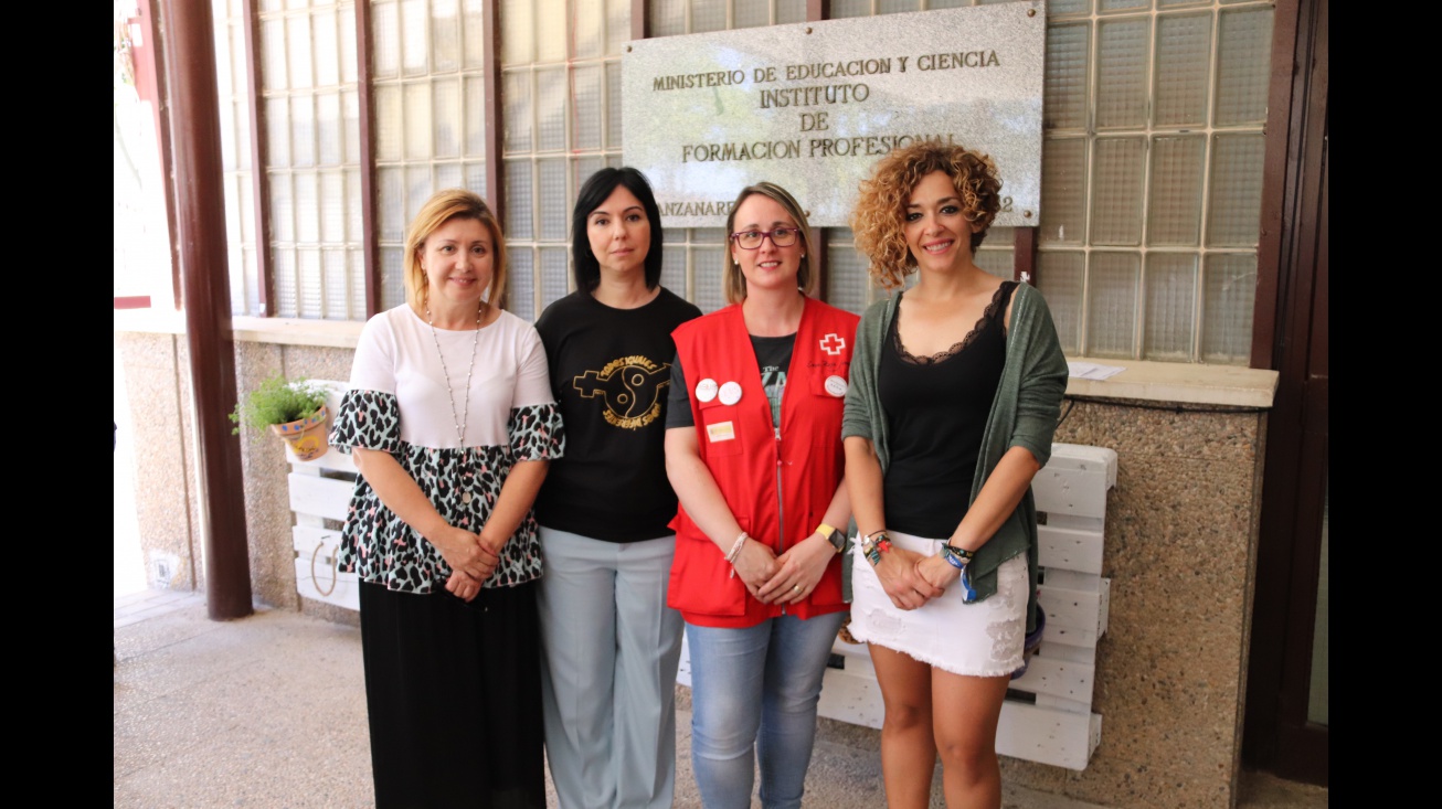 María Criado junto a la concejala de Igualdad y las representantes de Cruz Roja