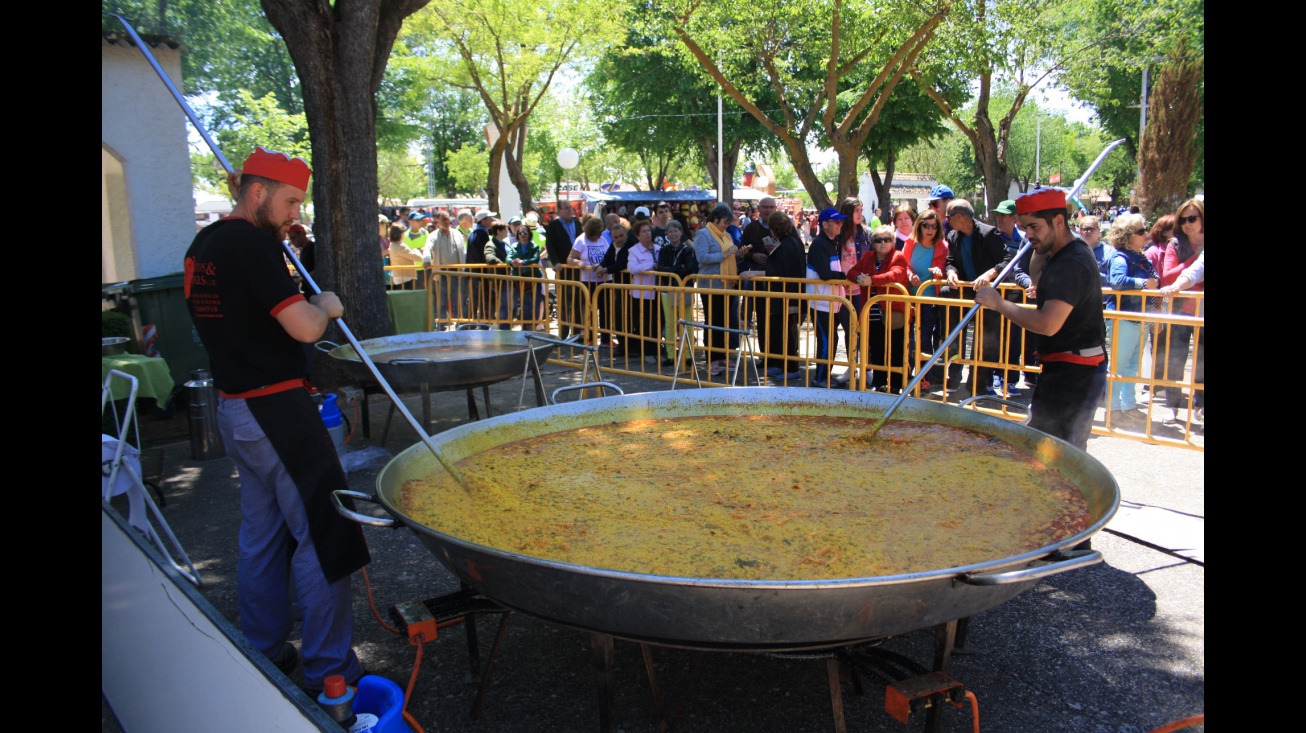 La paella popular repite en la romería