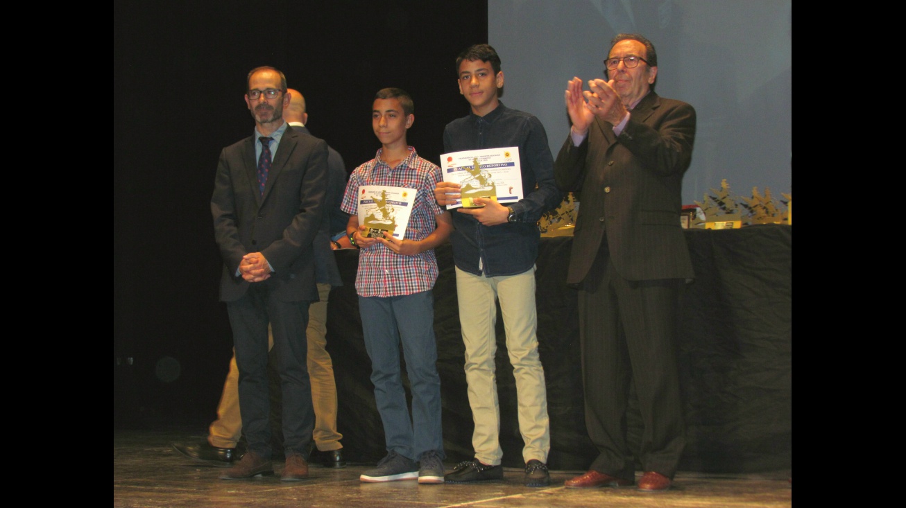 Arturo López y Mohame Amine con sus galardones