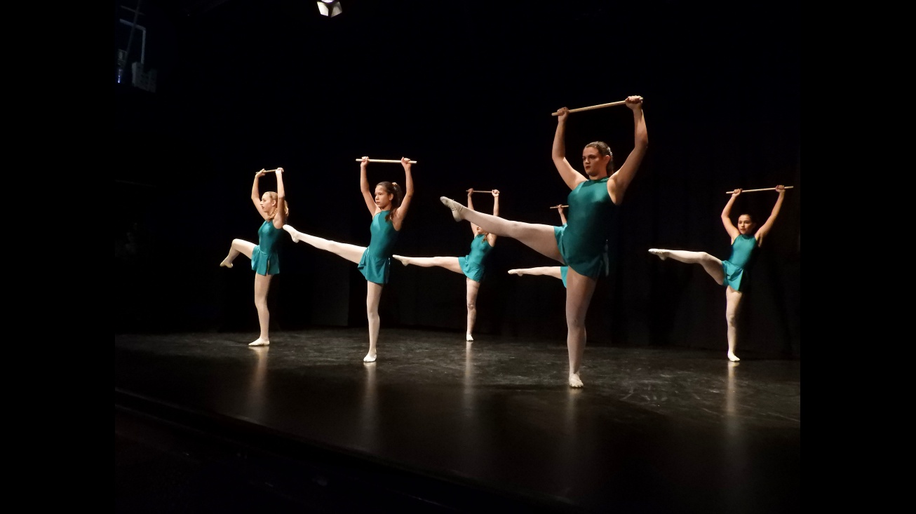 Actuación de las alumnas de danza clásica