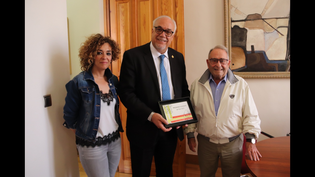 Julián Nieva entrega a Manuel Gómez una placa para Manzanares de Caldas