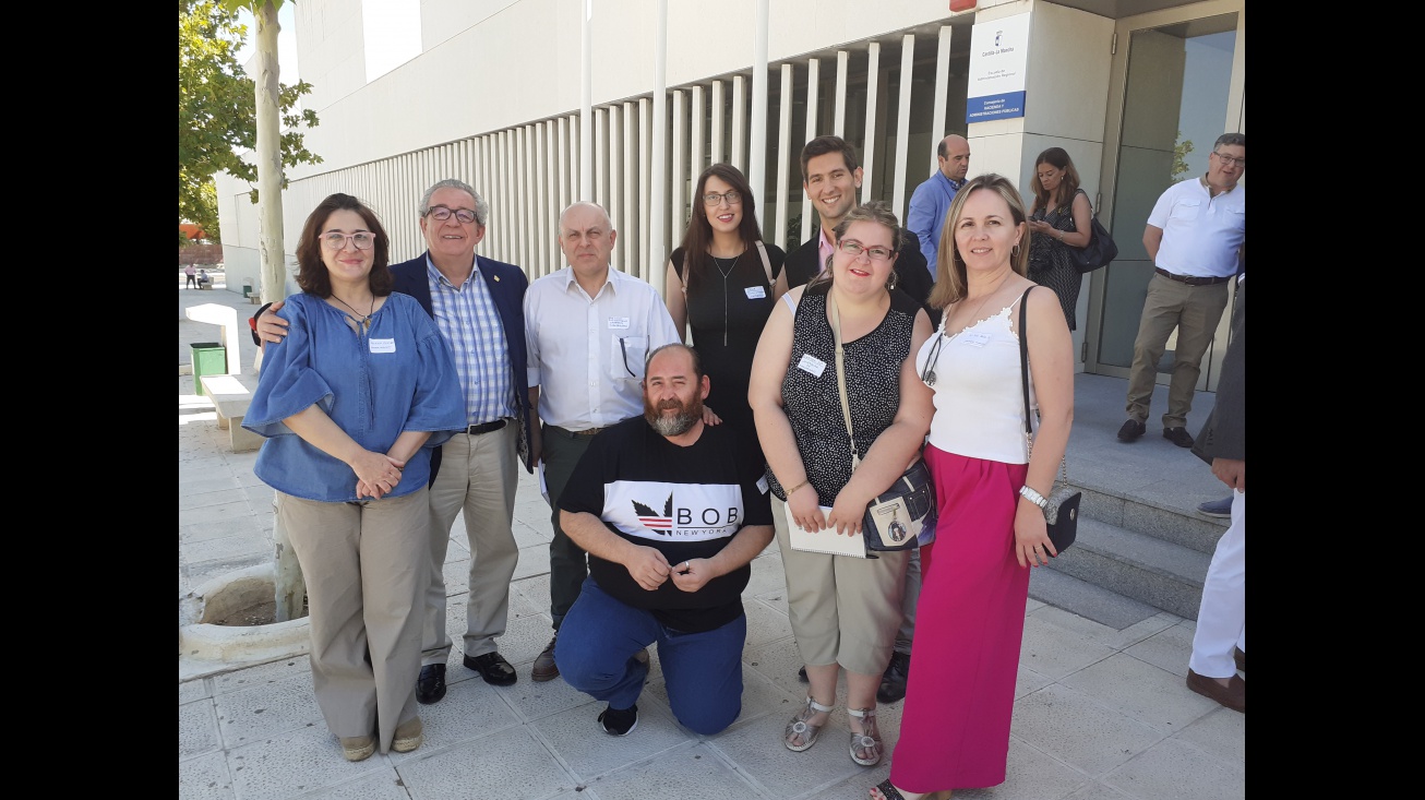 Participantes en la Lanzadera de Empleo de Manzanares junto a los concejales Manuel José Palacios y Cándido Jorge Sevilla