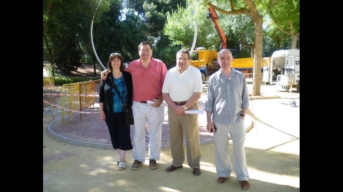 Julián Gómez-Cambronero y Antonio Caba entre Teresa Madrid y Teo Serna durante la instalación del Paseo del Sistema Solar en 2010
