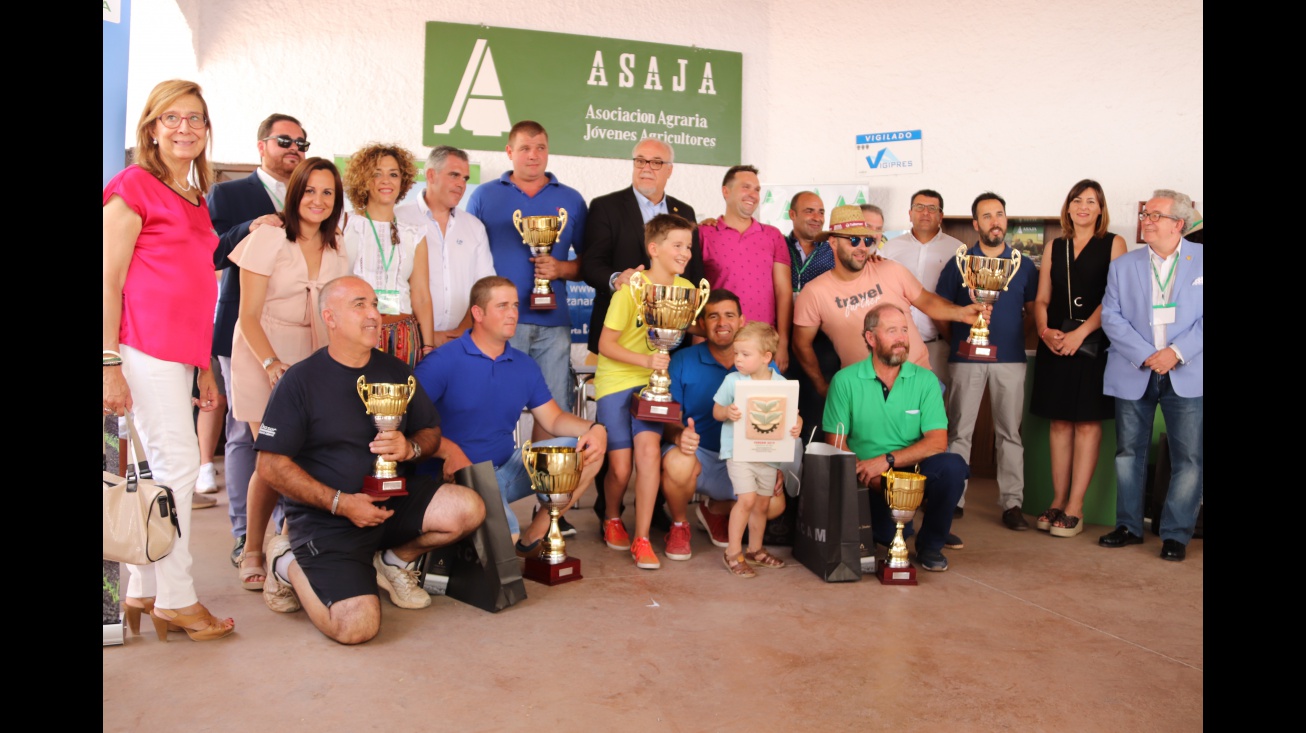 Foto conjunta de los premiados con autoridades y organización del concurso