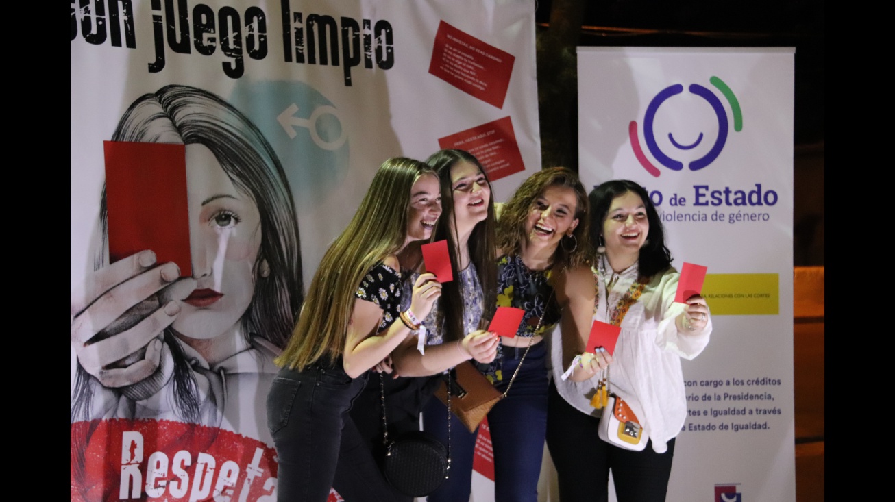 Chicas en el photocall de una de las campañas desarrolladas en la zona de botellón