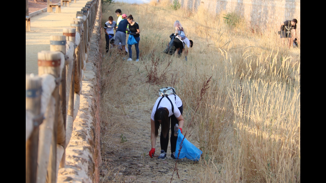 Una treintena de jóvenes preocupados por el medio ambiente organiza una batida de limpieza