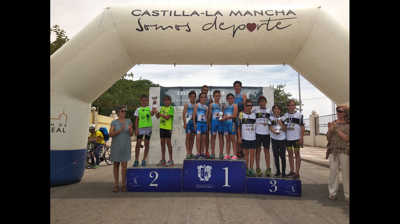 El equipo de la Escuela de Triatlón ha sido campeón regional esta temporada