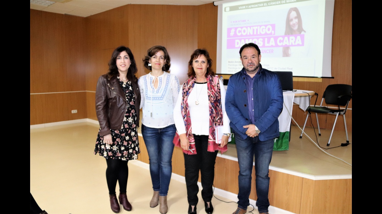 La psicóloga de la AECC ofreció una charla en la biblioteca municipal sobre cómo vivir y afrontar el cáncer de mama