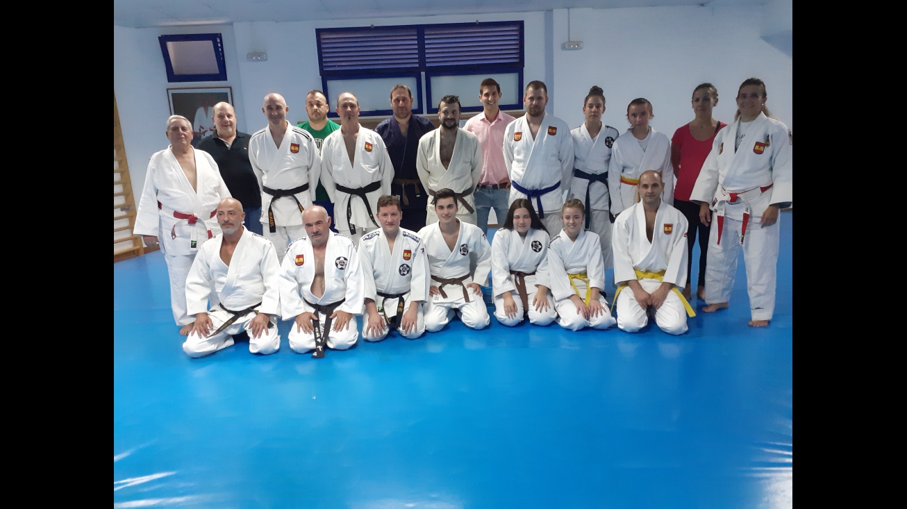 Manuel José Palacios junto a miembros del Club de Judo y de la Escuela de Defensa Personal
