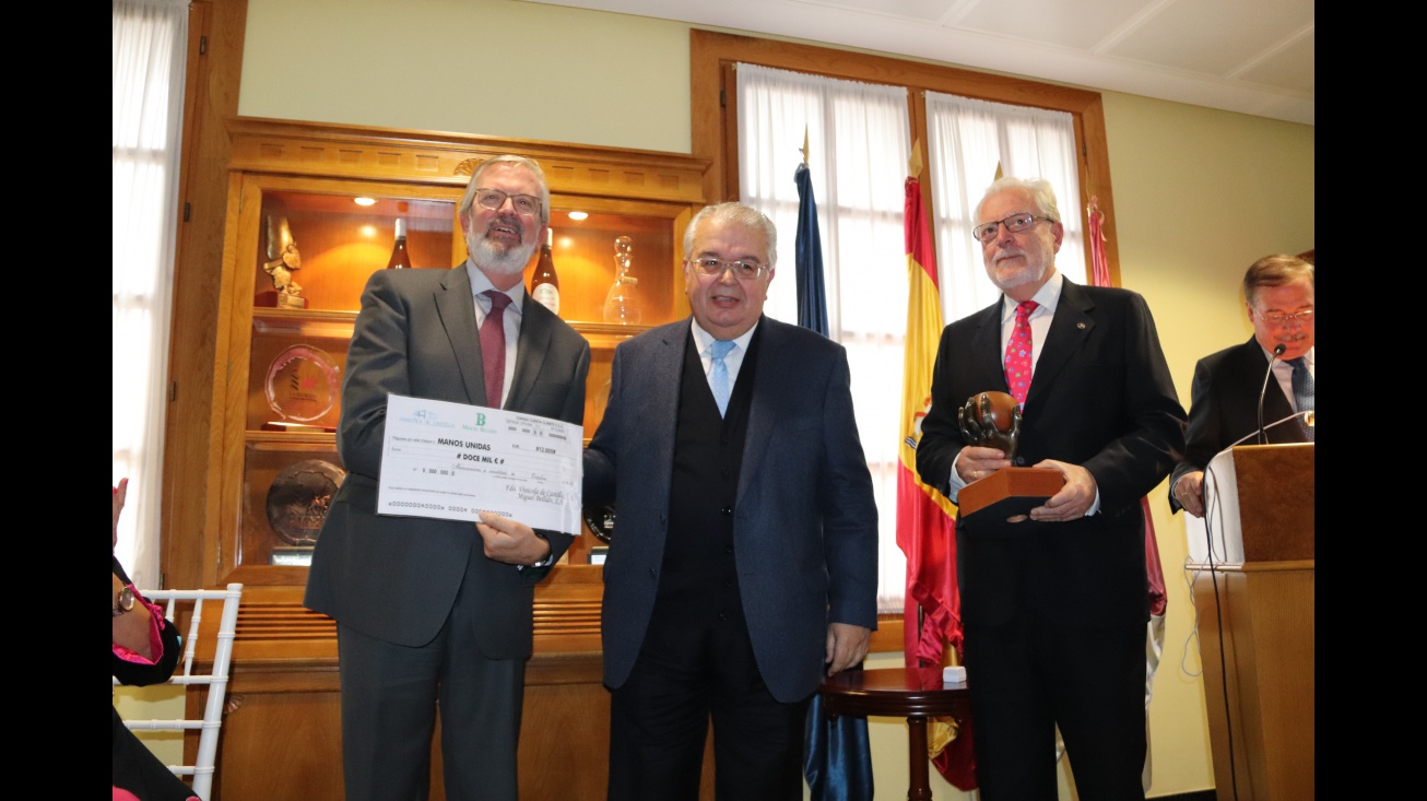 El presidente del TC entrega el cheque de Tertulia XV al representante de Manos Unidas