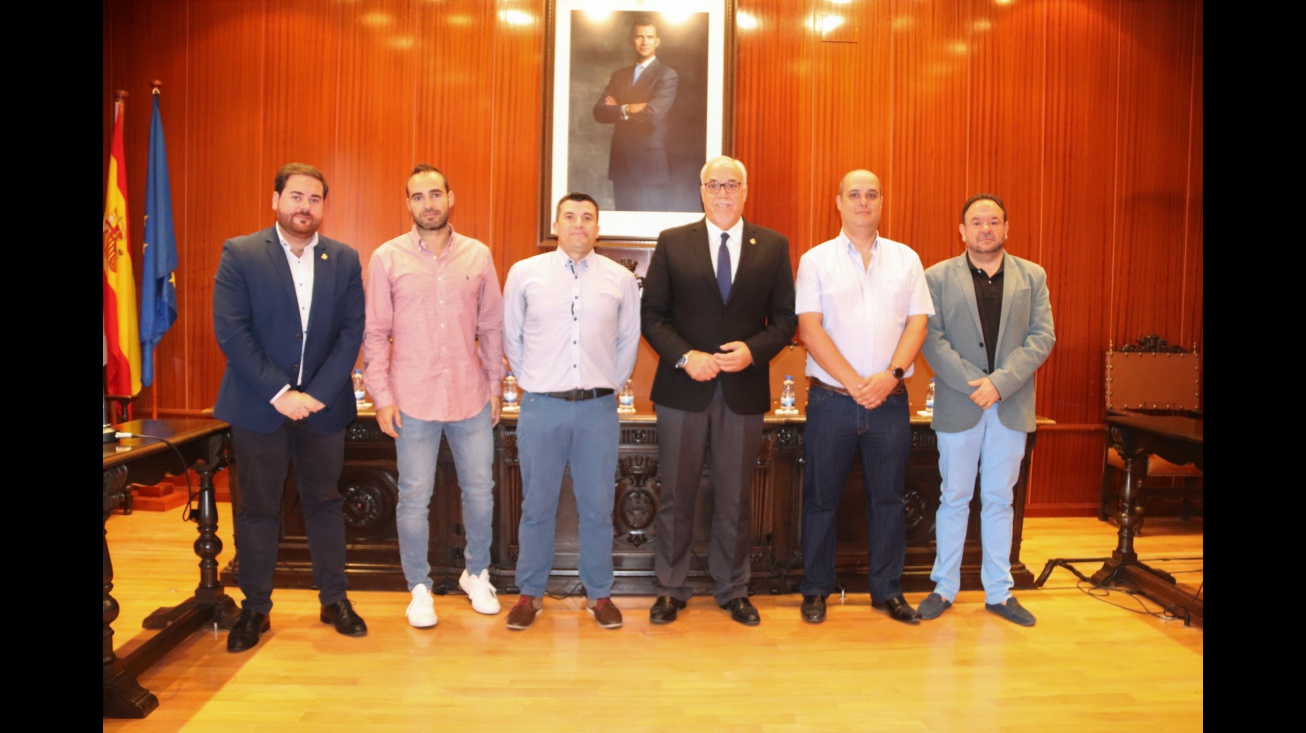 Los tres nuevos agentes junto al alcalde y concejales de Personal y Seguridad Ciudadana