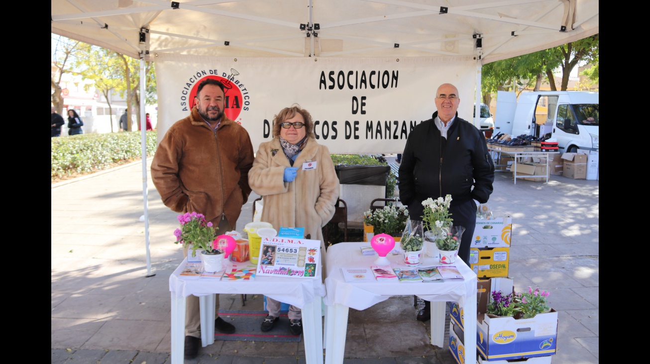 El concejal de Sanidad visitó la mesa informativa de Adima en el mercadillo