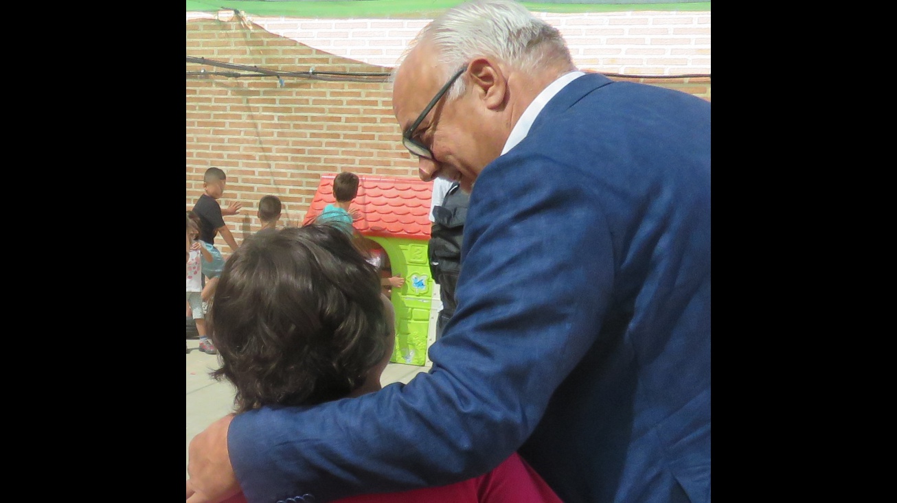 Julián Nieva muestra su compromiso con los derechos de la infancia