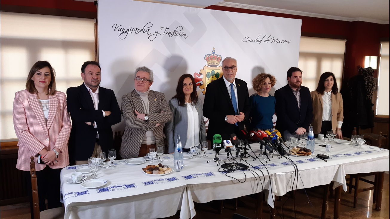 Miembros del equipo de gobierno junto a Julián Nieva