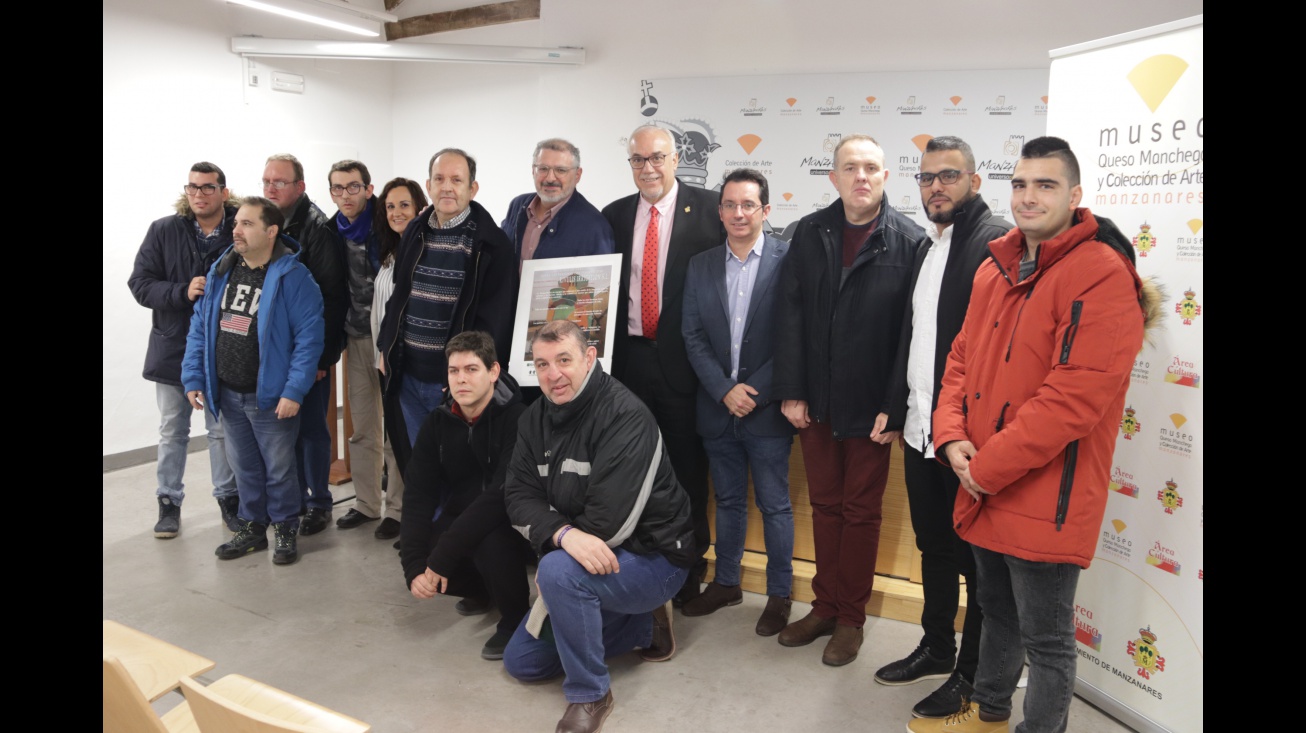 Foto conjunta de usuarios del Centro Ocupacional con los representantes municipales y de Rivulis