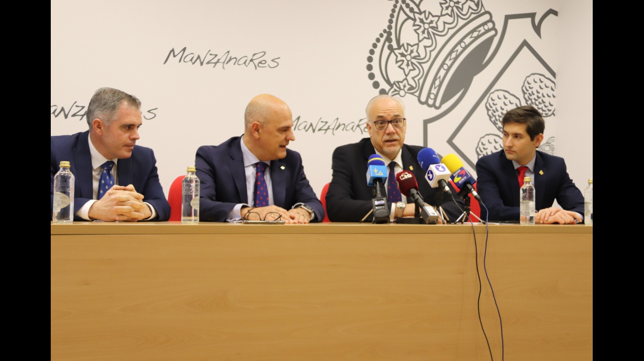 Nieva junto al concejal de Promoción Económica y a representantes de Globalcaja