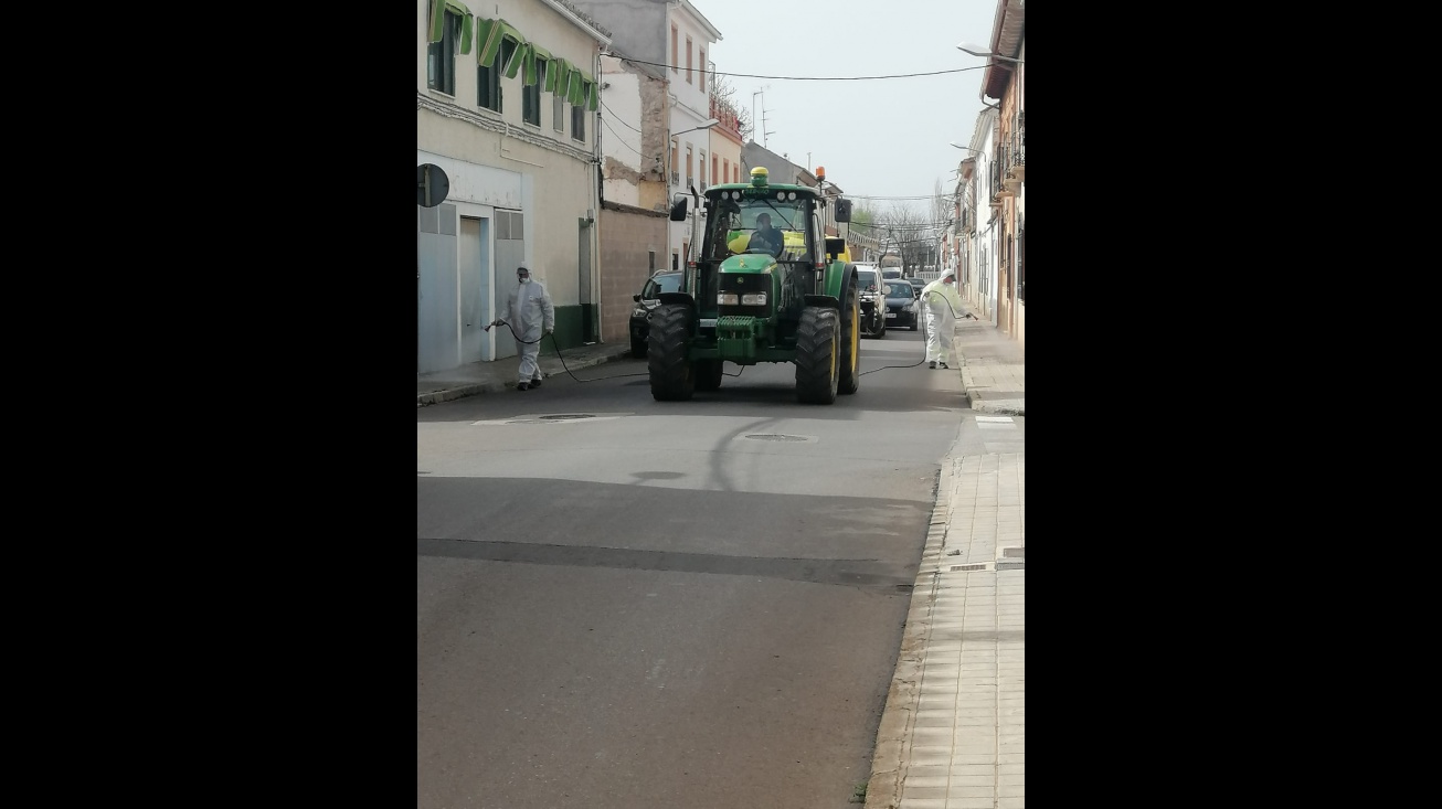 Agricultores de Manzanares han puesto a disposición su maquinaria para estas tareas