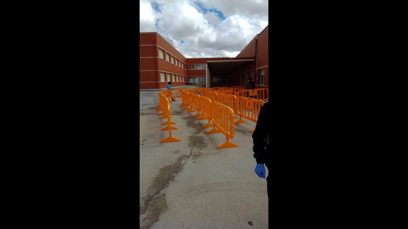 Operativo municipal en el colegio Altagracia para el reparto de alimentos al alumnado con beca de comedor