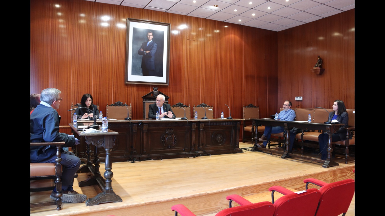 El alcalde y miembros de ACECE estudiaron propuestas para reactivar el sector