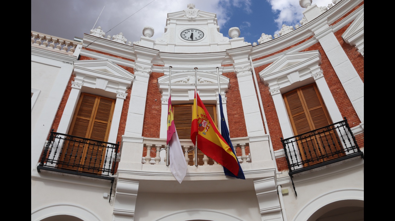 Fachada del Ayuntamiento de Manzanares con las banderas a media asta