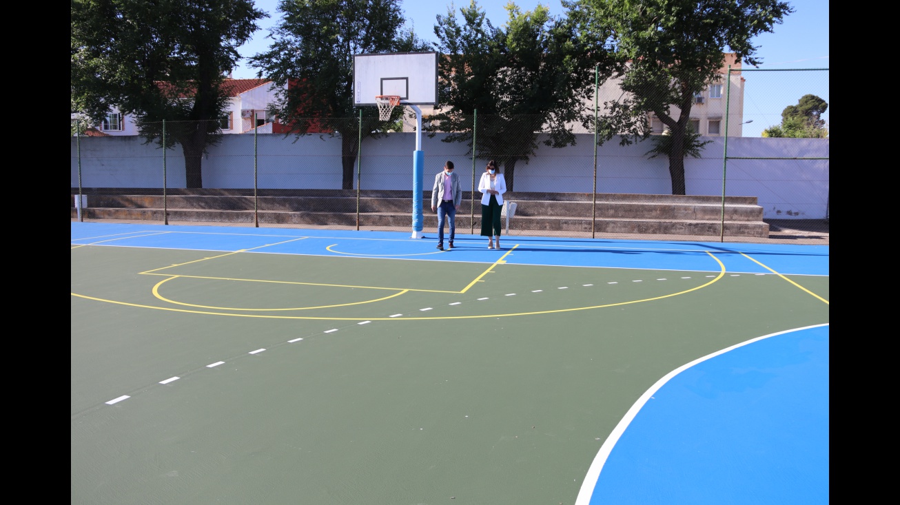 La pista polideportiva verde, lista para entrenar