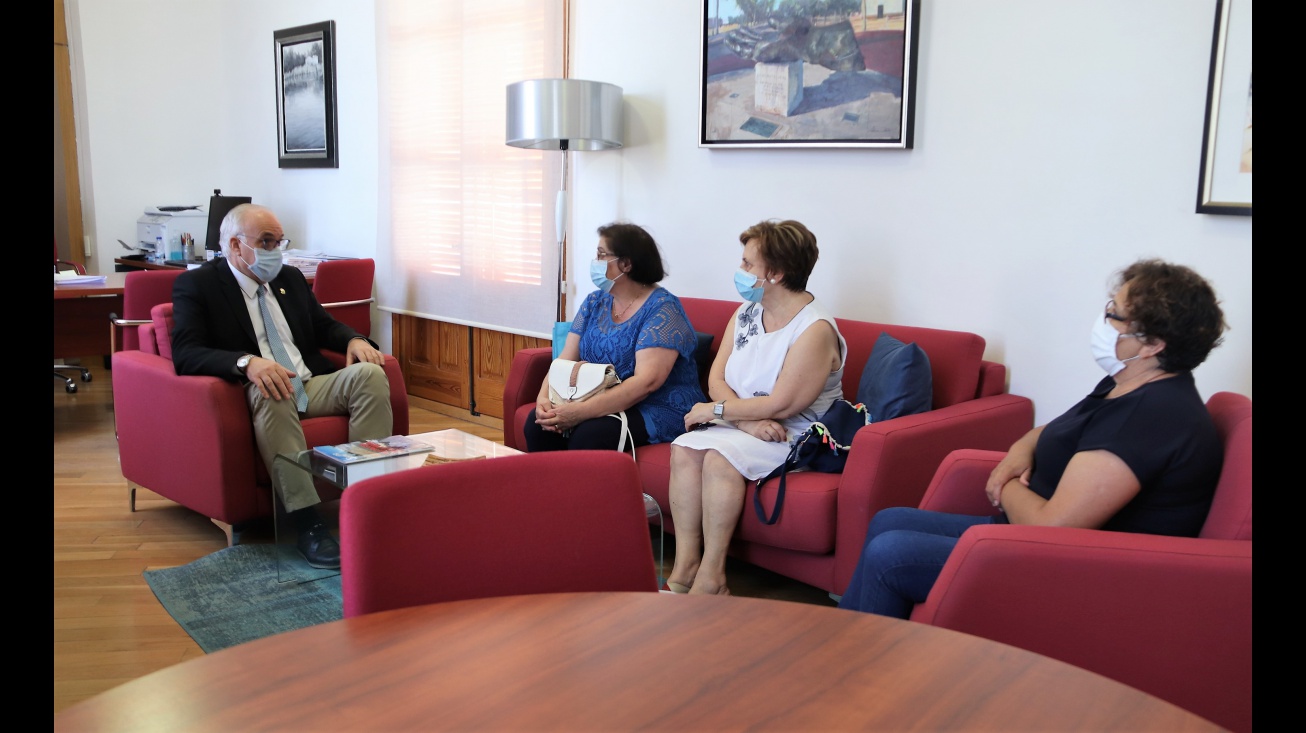 Reunión del alcalde con representantes de la Asociación de Amas de Casa