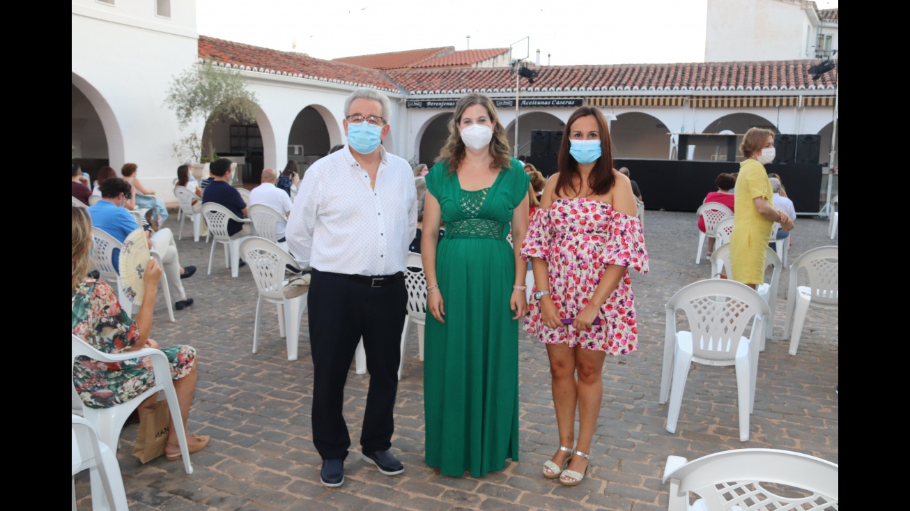 Candi Sevilla junto a África Crespo y a Prado Zúñiga antes de la presentación del libro