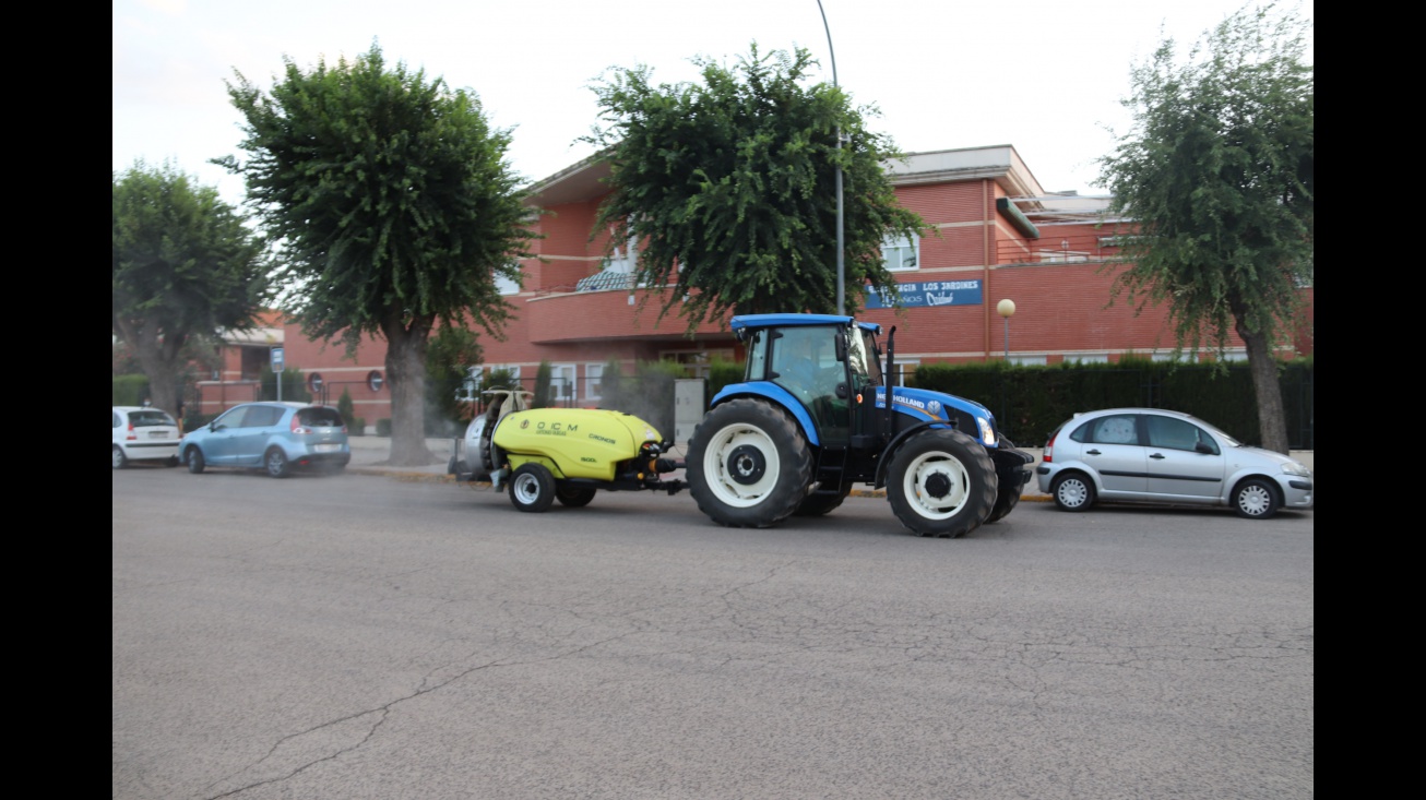 Desinfección ante la residencia de mayores Los Jardines