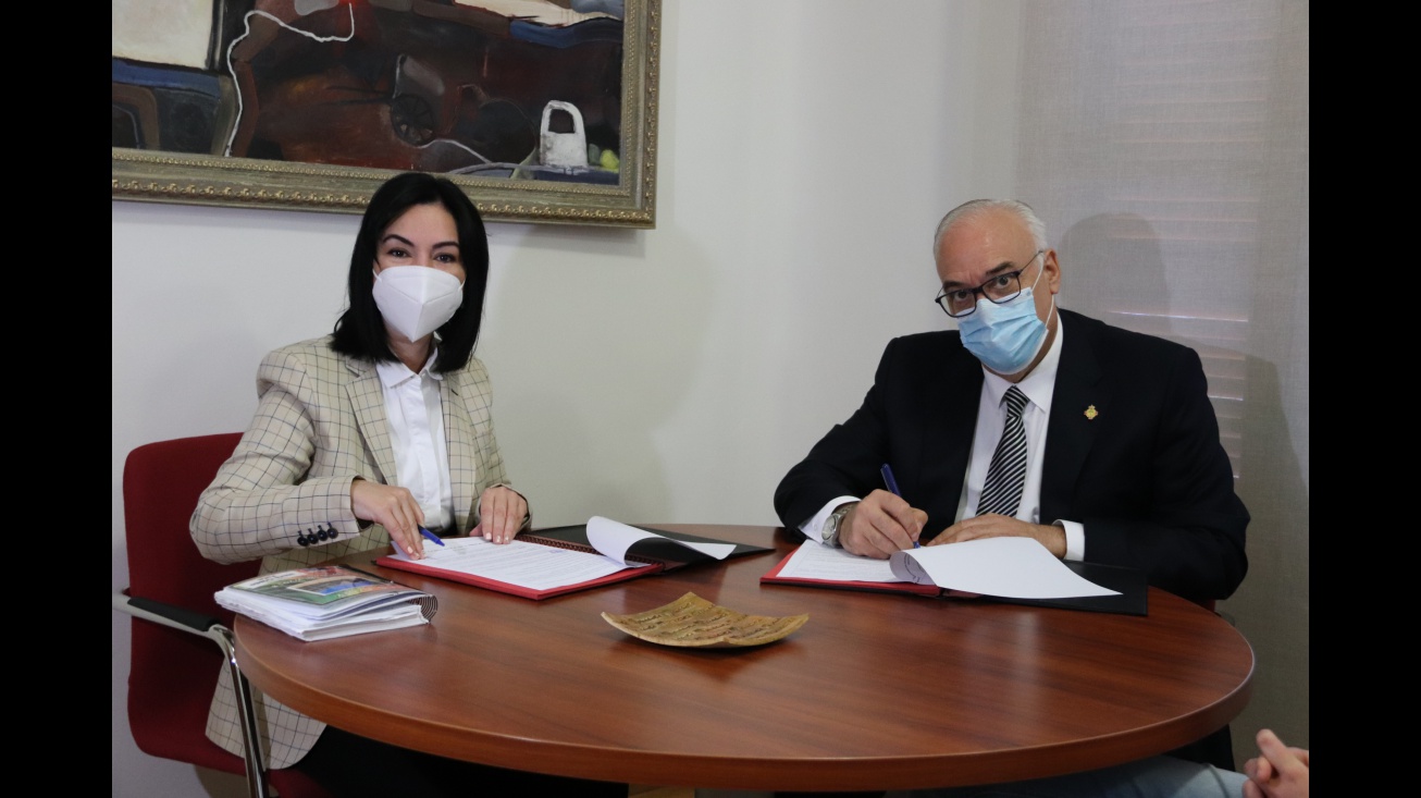 María Criado y Julián Nieva en la firma del convenio