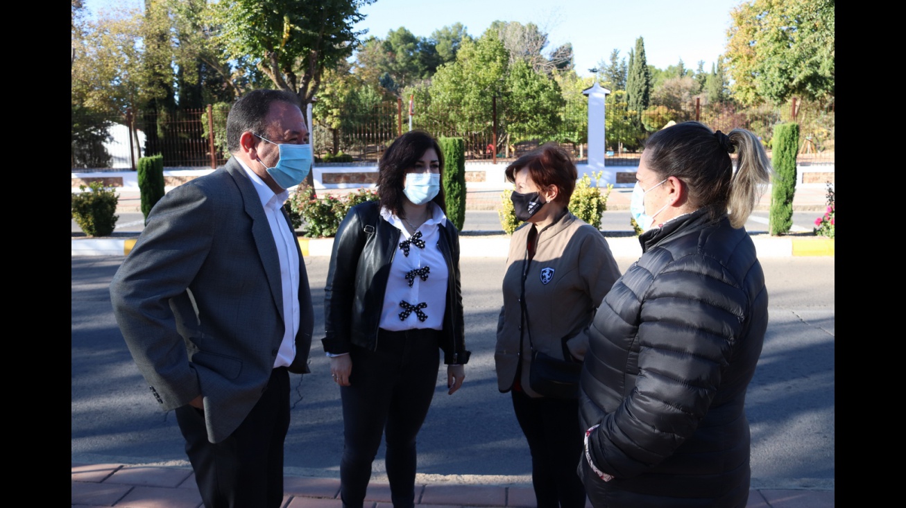 Visita de Juan López de Pablo y Gemma de la Fuente a la avenida del Parque por la instalación de nuevos radares