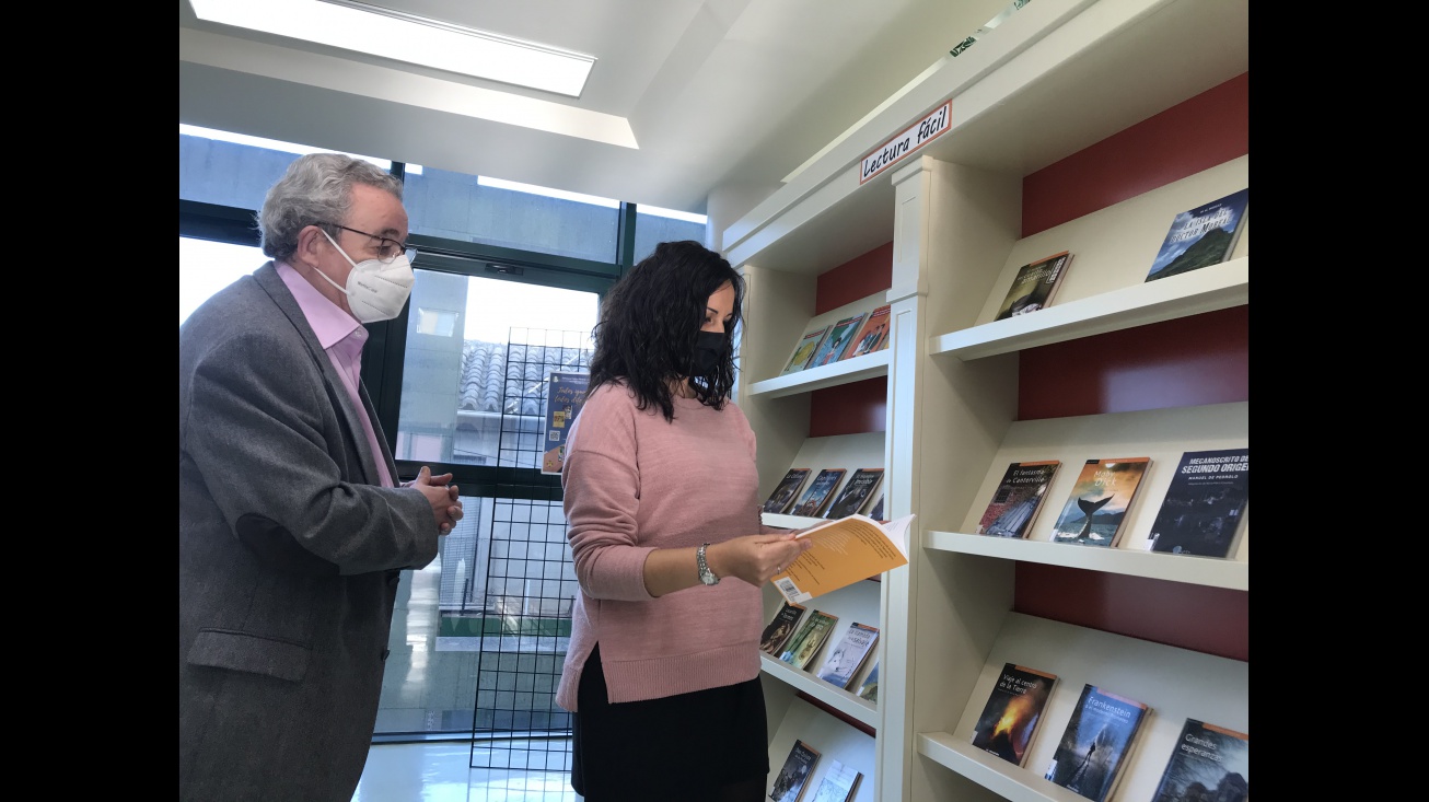 Candi Sevilla y Prado Zúñiga en el punto de lectura fácil de la biblioteca