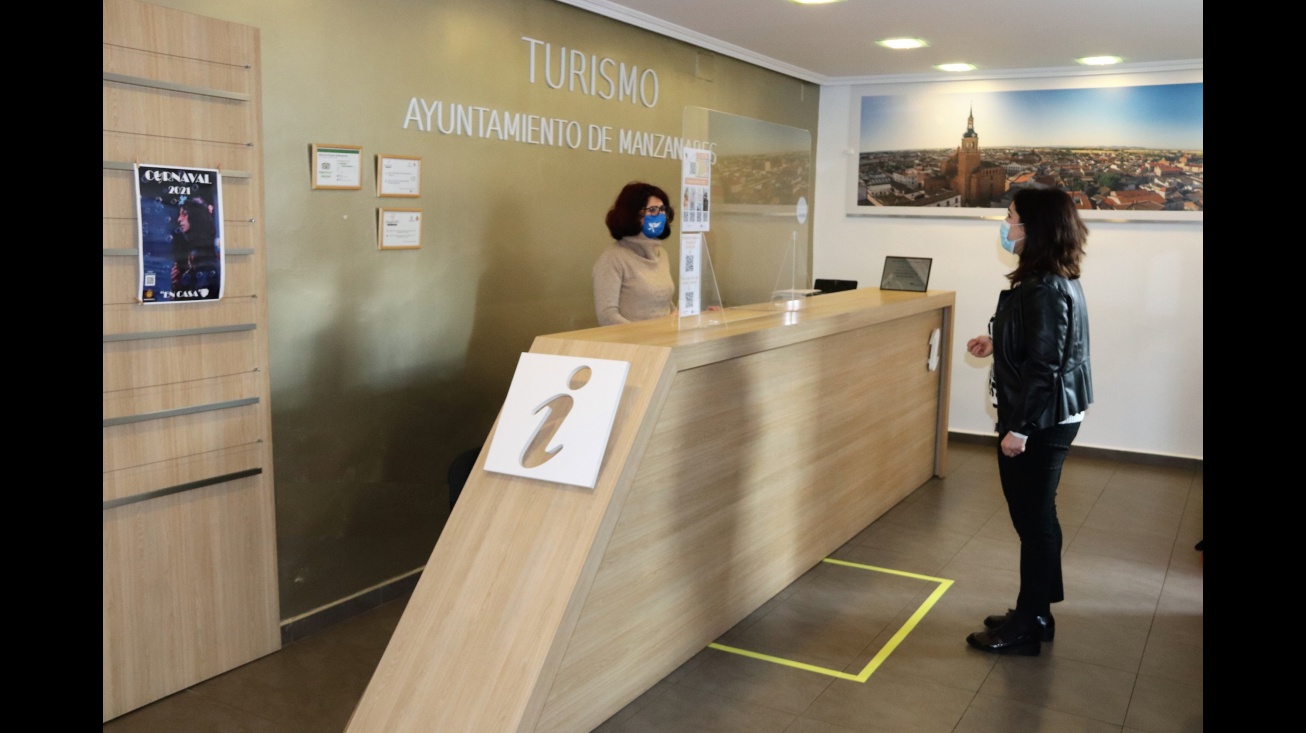 La concejala de Turismo dialoga con la técnica de la Oficina