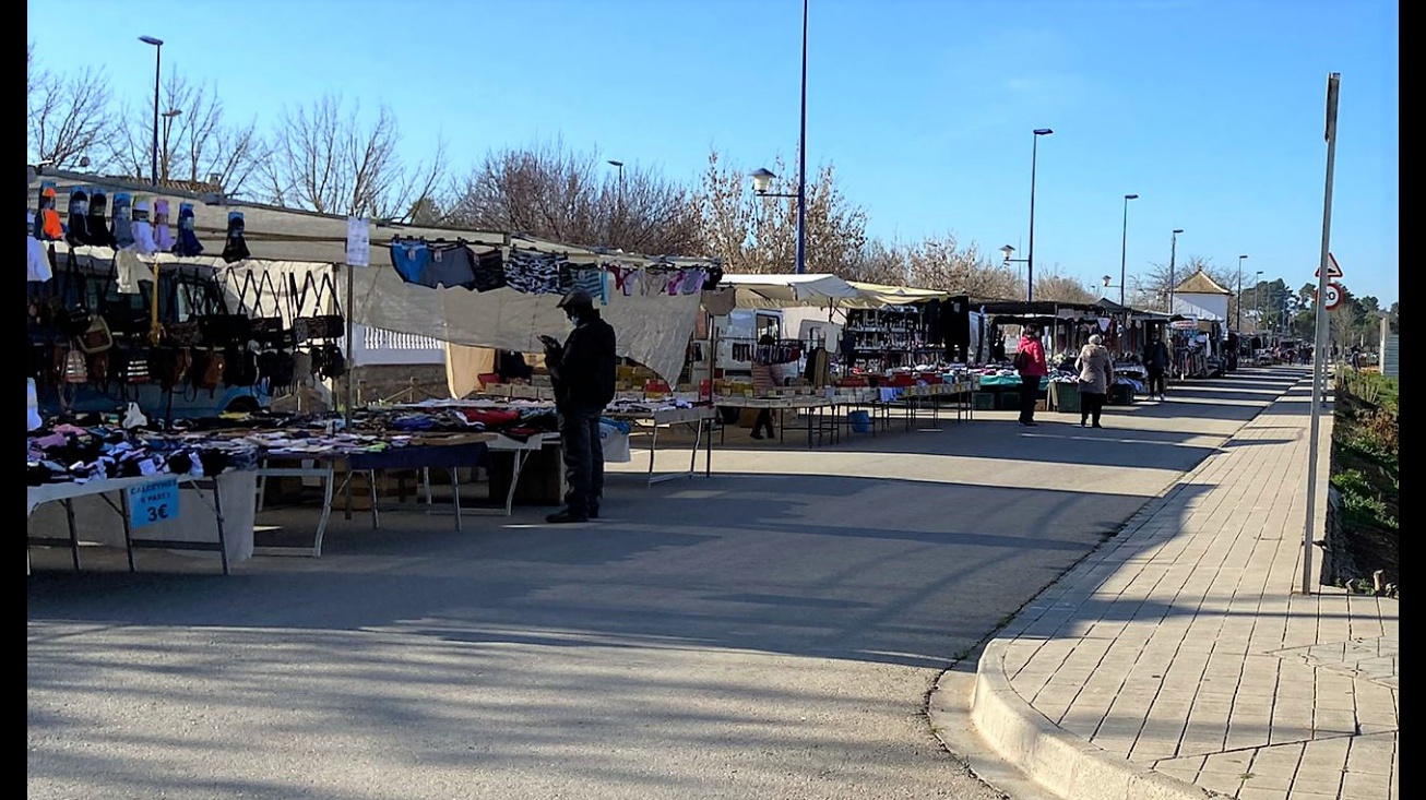 Puestos del mercadillo en la calle Víctimas del Terrorismo