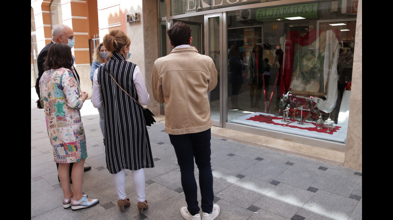 Exposición de Semana Santa en los escaparates de la calle Empedrada