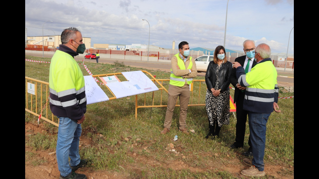 Julián Nieva e Isabel Díaz-Benito durante la visita a las obras