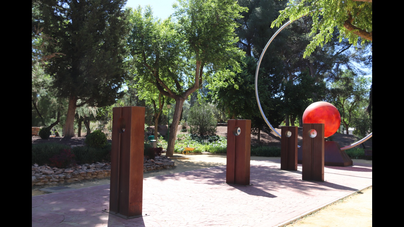 Paseo del sistema solar en el parque de Julián Gómez-Cambronero