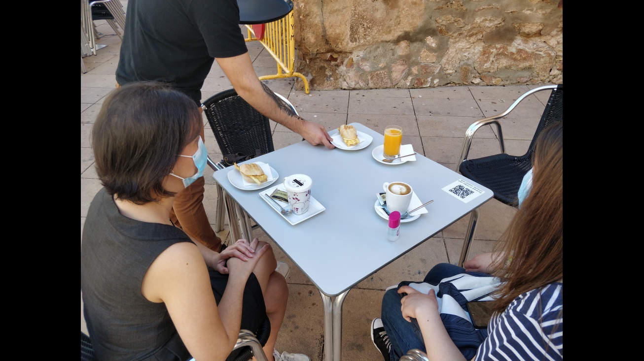 Terraza de un bar de Manzanares en imagen de archivo
