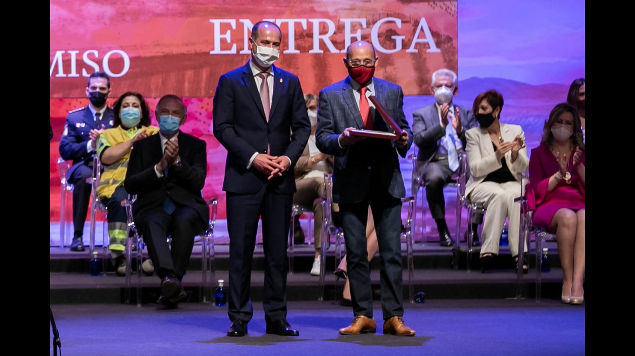 Félix Bellido recoge la placa de Reconocimiento al Mérito Regional al Grupo Miguel Bellido en el Día de CLM 2021