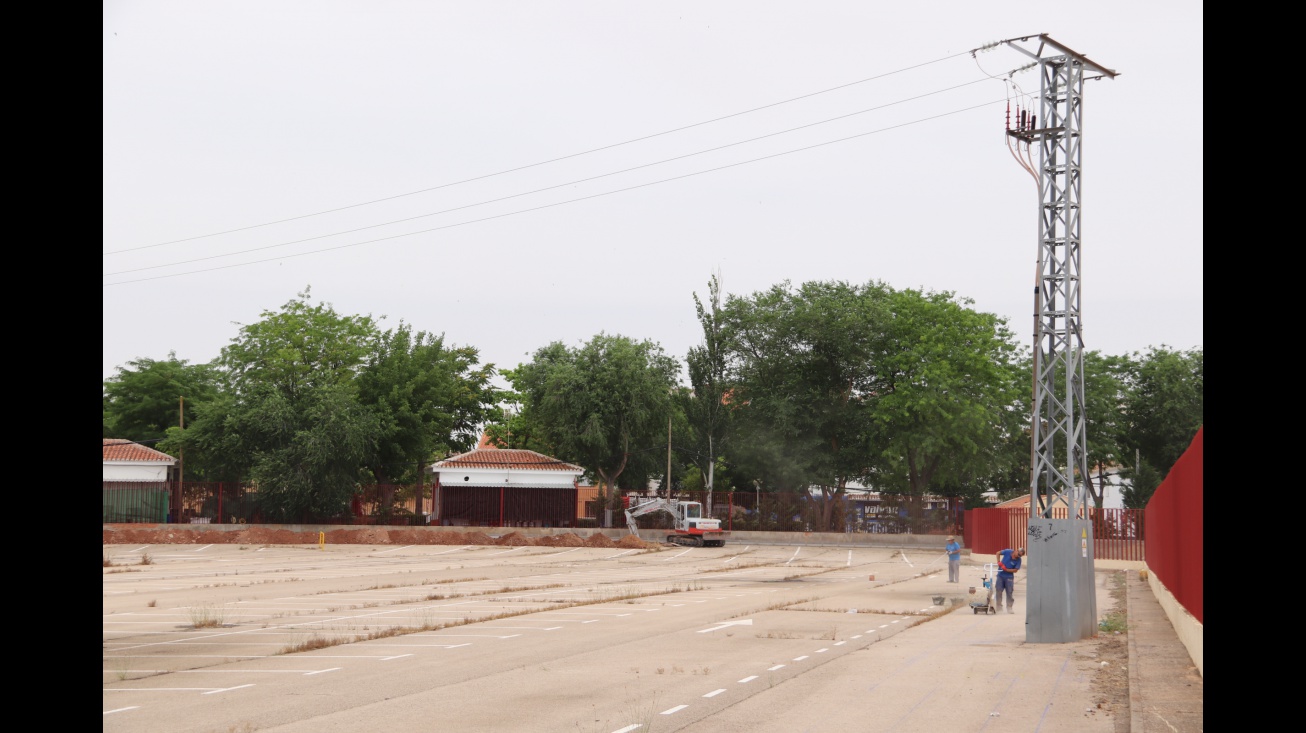 Zona del parking que se habilita para las atracciones de feria
