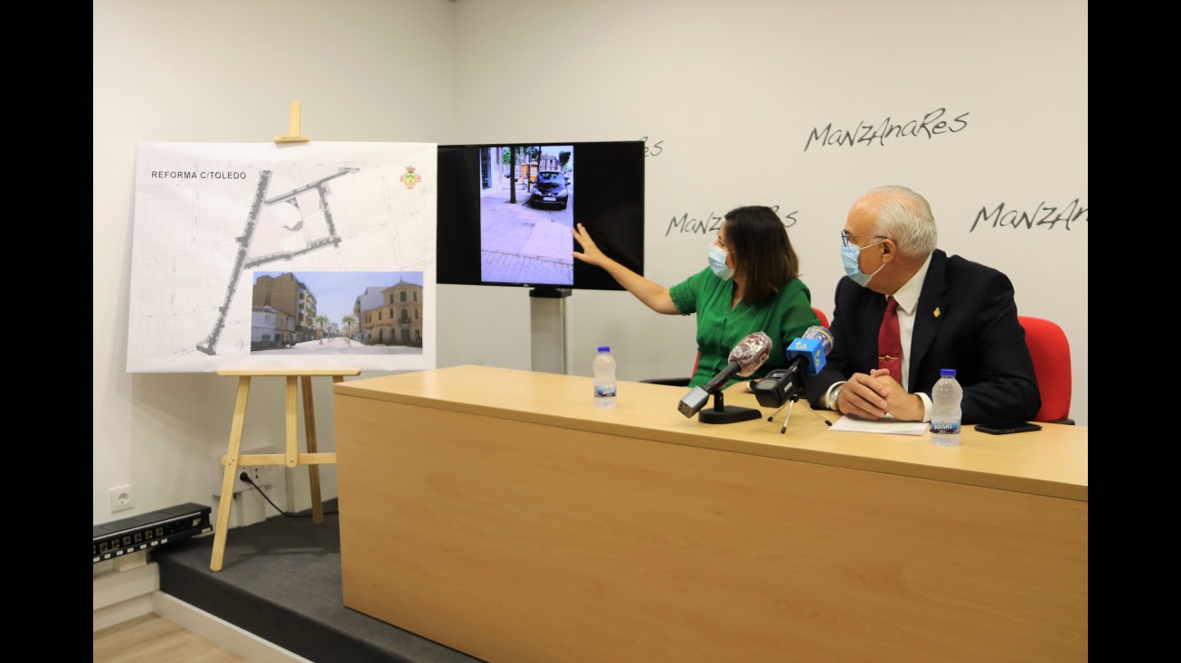 Isabel Díaz Benito explica los detalles de la obra junto a Julián Nieva