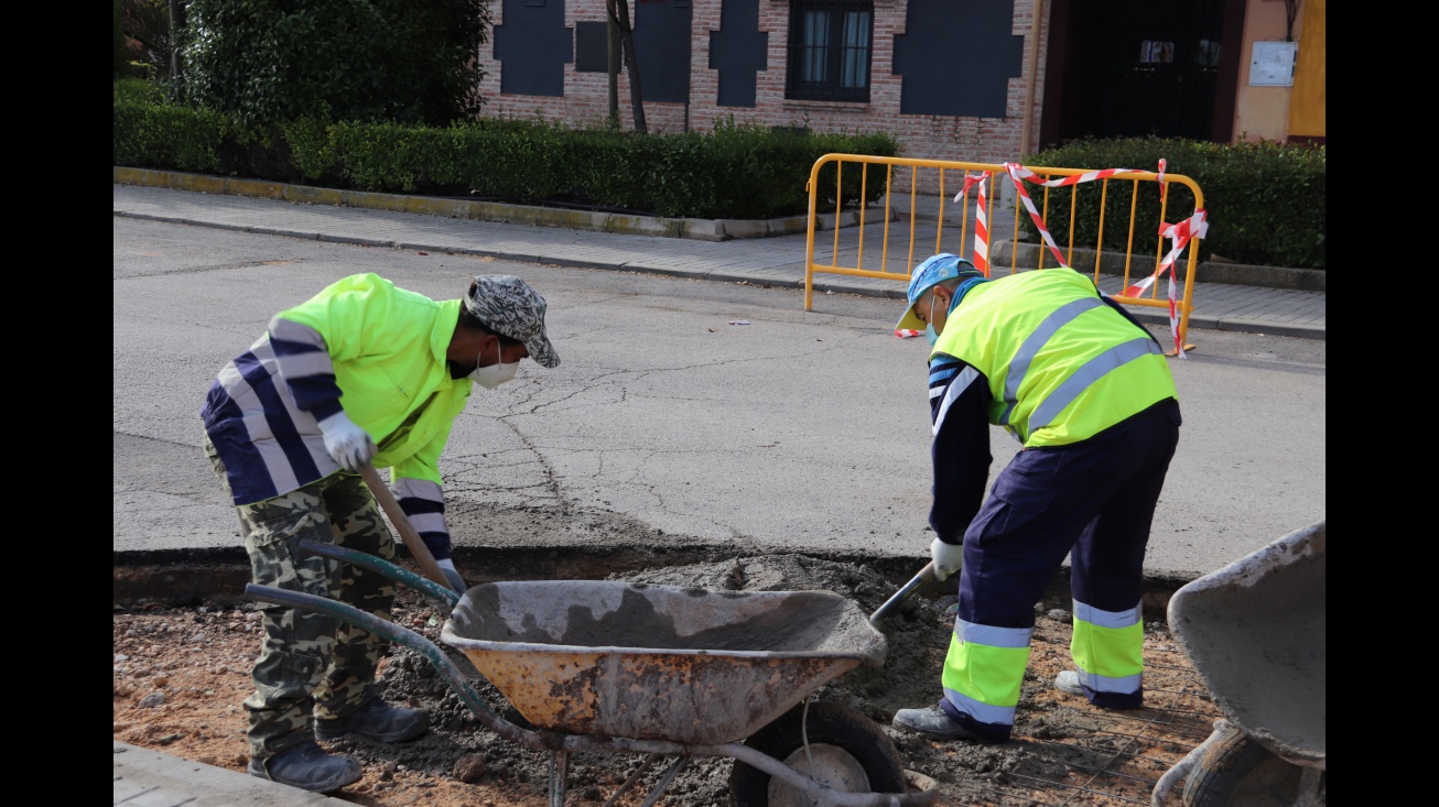 Personal de planes de empleo en obras de mejora de la ciudad