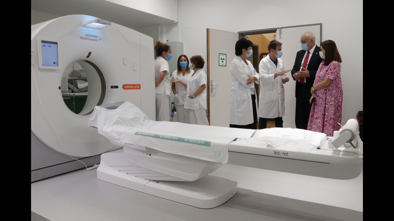 Visita de Julián Nieva y Regina Leal al nuevo TAC y sala de radiología general 