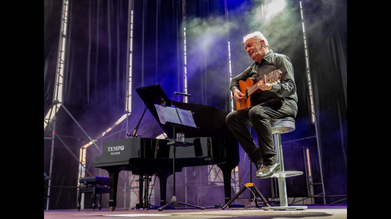 Víctor Manuel en concierto (Fotografía: Página de Facebook de Víctor Manuel)